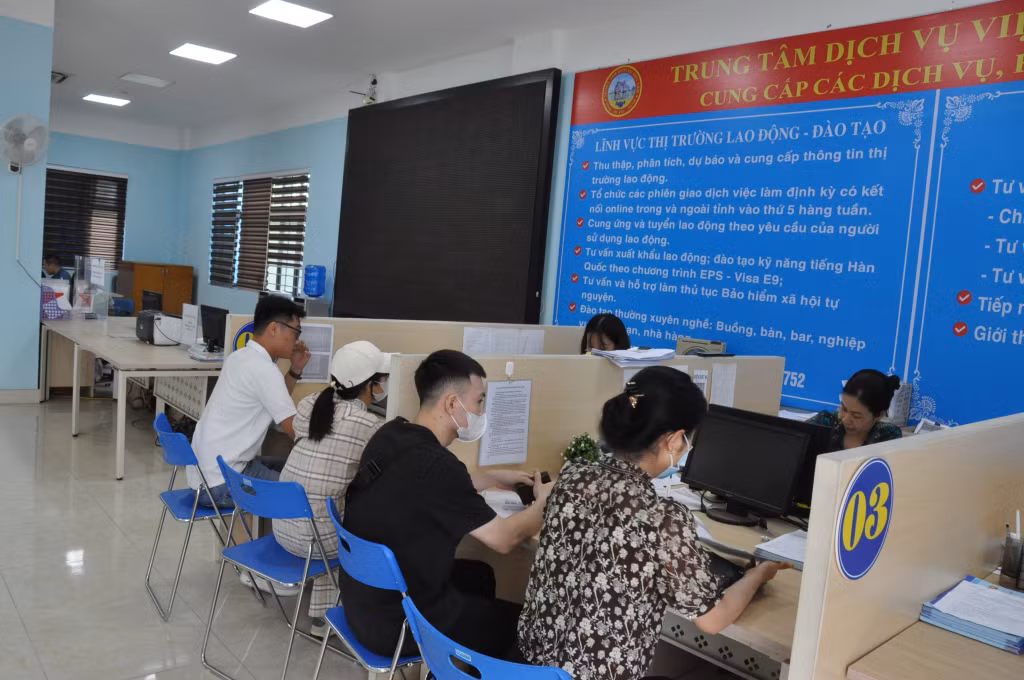 Người dân làm thủ tục hưởng trợ cấp thất nghiệp tại Trung tâm Dịch vụ việc làm tỉnh.
