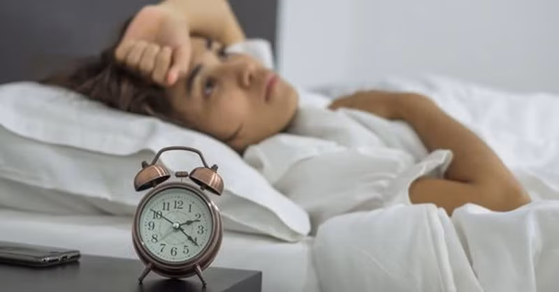 Khi mất ngủ sẽ khiến cơ thể mệt mỏi, dễ cáu kỉnh vào ngày hôm sau.