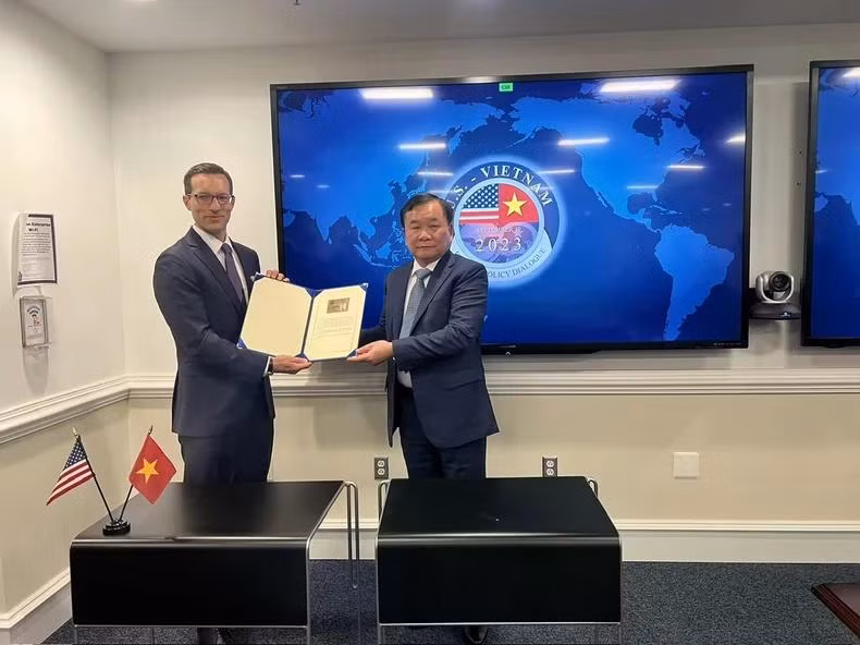 Ký biên bản làm việc giữa hai đoàn Việt Nam-Hoa Kỳ.