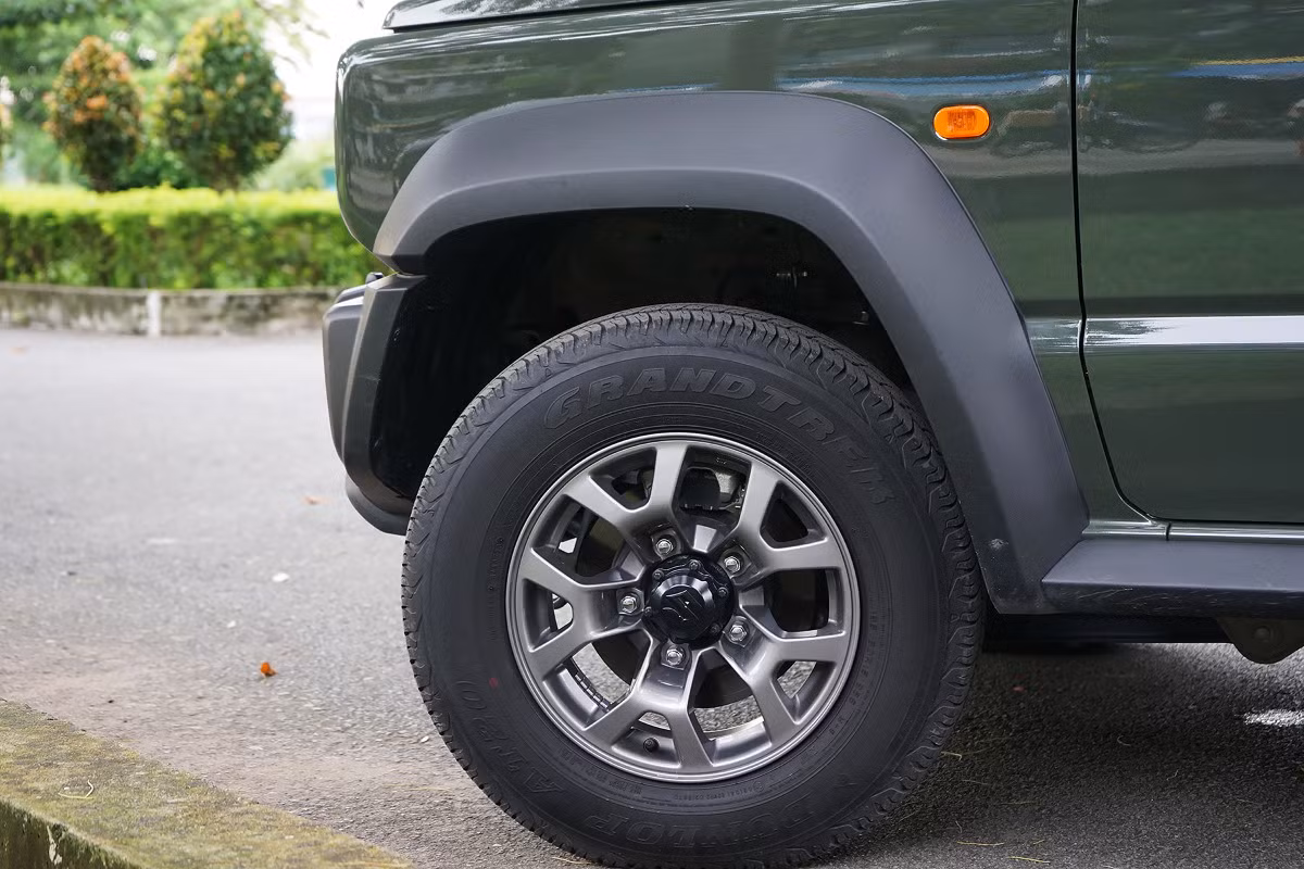 Xe trang bị lốp 15 inch, kích thước 195/80. Khoảng sáng gầm của Jimny là 210 mm. Phanh đĩa phía trước và tang trống phía sau.