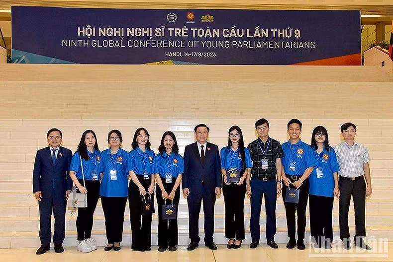 Đồng chí Vương Đình Huệ và đại diện Ban tổ chức Hội nghị, Trung ương Đoàn chụp ảnh lưu niệm với các liên lạc viên, tình nguyện viên tiêu biểu của Hội nghị.