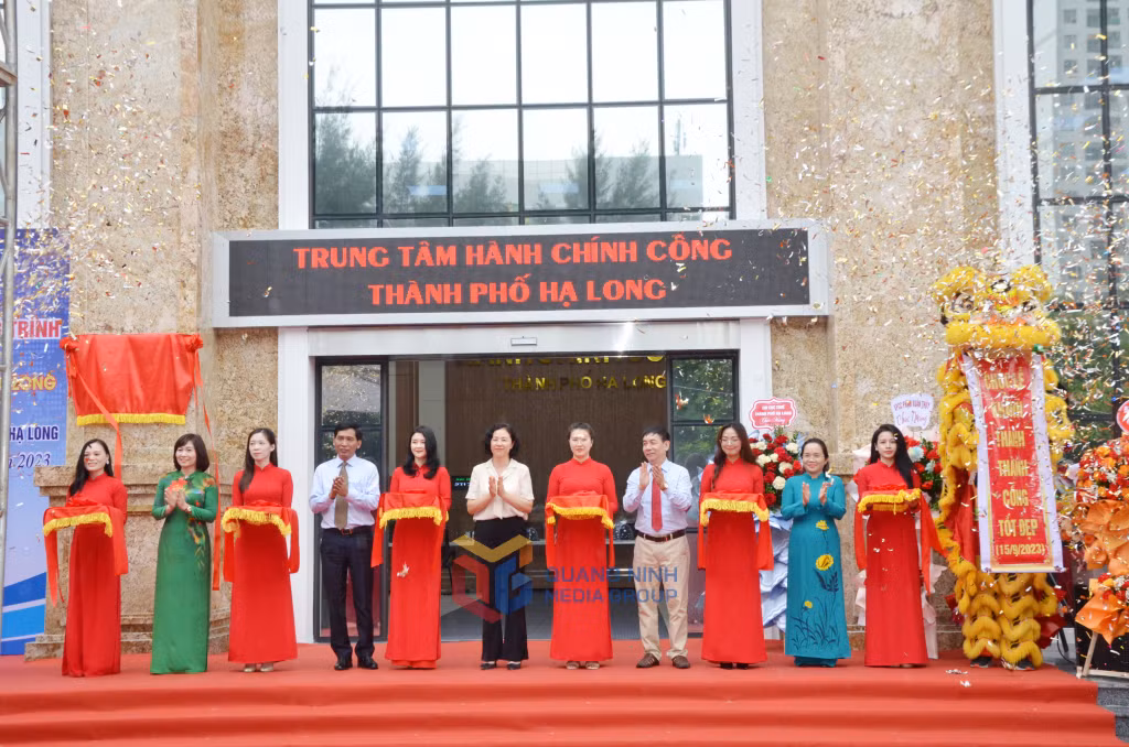 Các đại biểu cắt băng khánh thành, đưa trụ sở mới Trung tâm Hành chính công thành phố vào sử dụng.