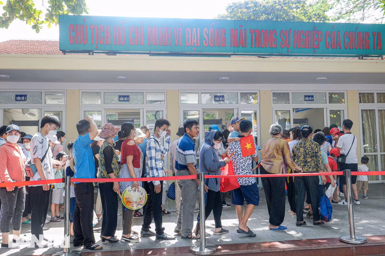 Người dân vượt cả trăm km xếp hàng chờ vào Lăng viếng Chủ tịch Hồ Chí Minh ảnh 3