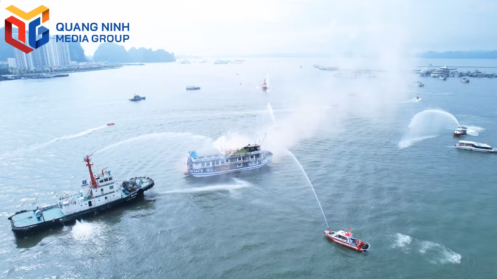 Ngay sau khi nắm bắt thông tin các lực lượng, phương tiện PCCC đã có mặt kịp thời để nhanh chóng dập tắt đám cháy, cứu hộ người trên tàu...