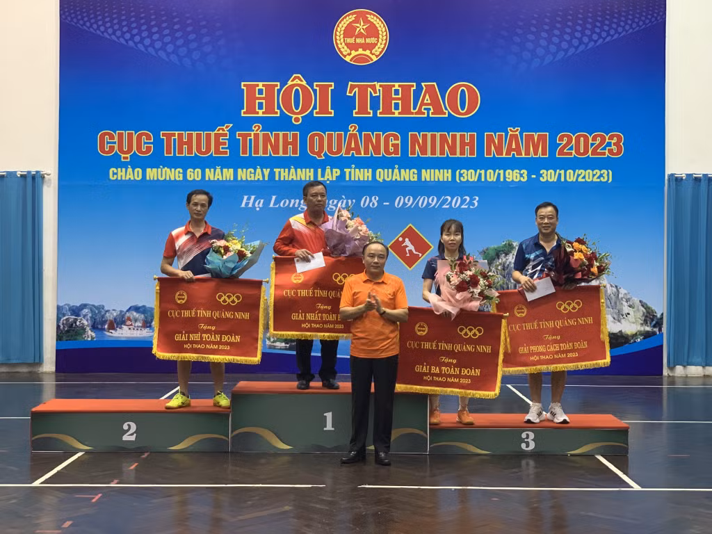Ban tổ chức trao giải nhất, nhì, ba cho các đoàn đạt thành tích cao nhât