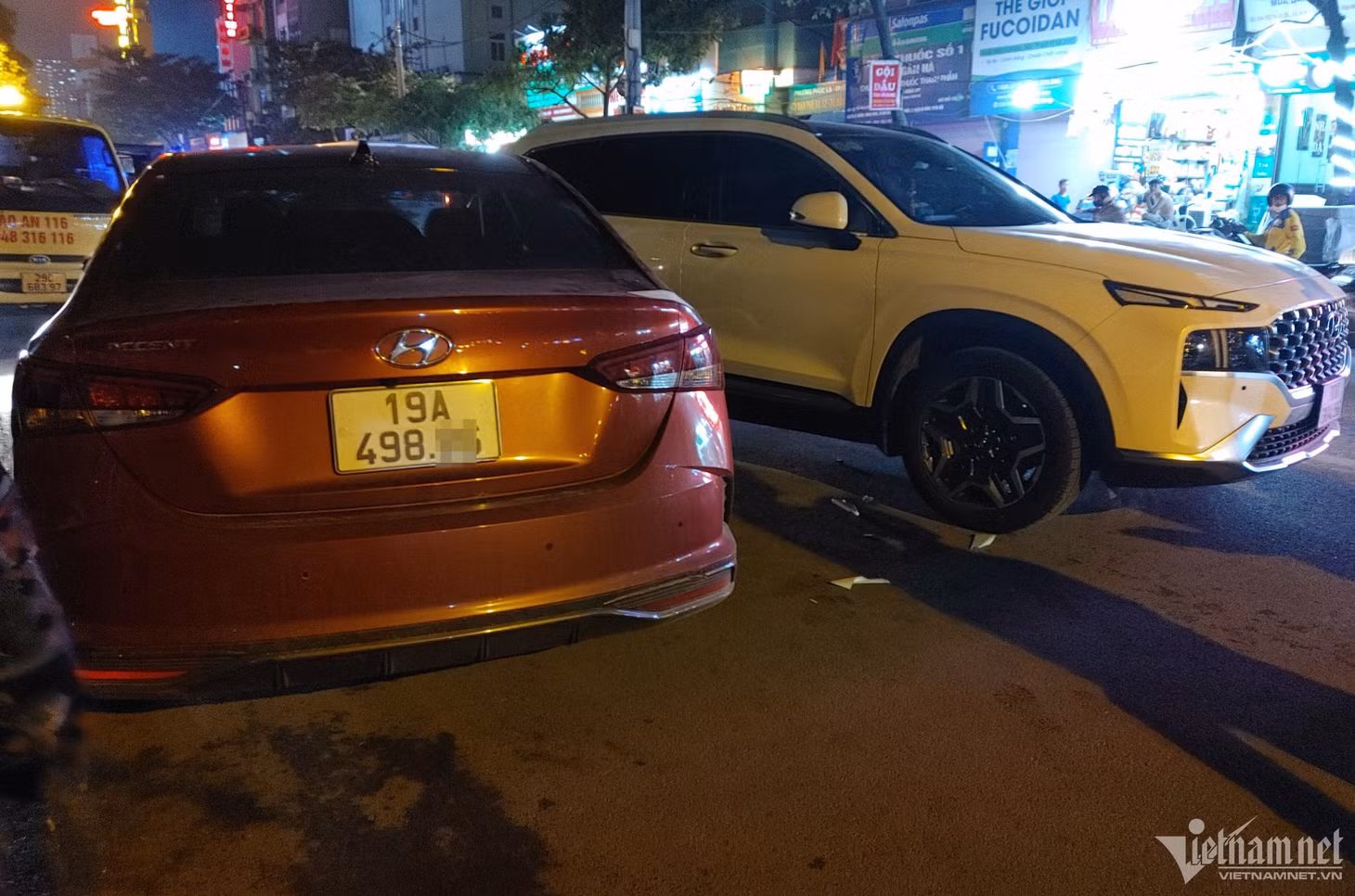 Ô tô biển số Phú Thọ tiếp tục đâm vào ô tô BKS 30H-304.XX.