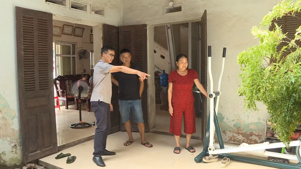 Gia đình bà Nguyễn Thị Việt (thôn Thống Nhất, xã Hải Lạng, huyện Tiên Yên) có ngôi nhà được xây dựng cách đây hơn 30 năm nay đã xuống cấp nghiêm trọng.