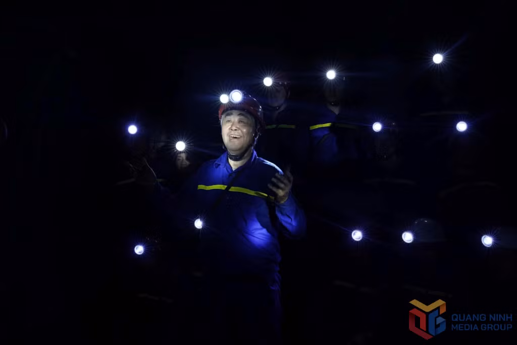 Nghệ sĩ Nhân dân Quang Thọ trong một cảnh quay MV ca khúc "Tôi là người thợ mỏ" dưới đường lò mỏ Vàng Danh. Ảnh: Phạm Cường