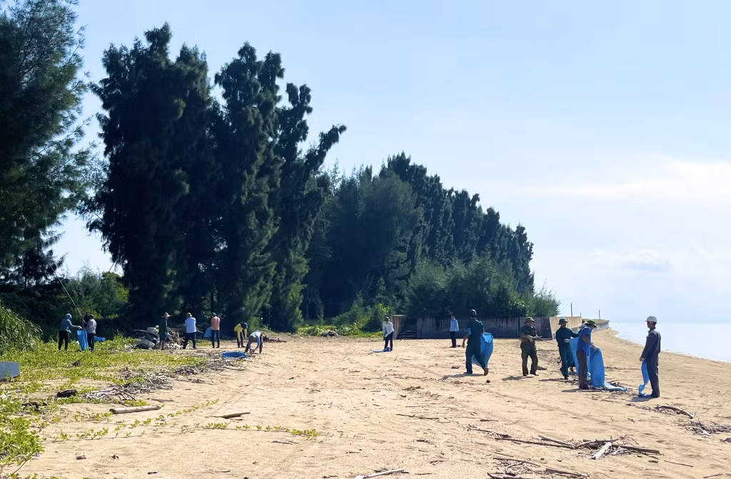 Huyện Hải Hà ra quân làm sạch rác thải, phao xốp trên biển ảnh 2 Huyện Hải Hà ra quân làm sạch rác thải, phao xốp trên biển ảnh 2