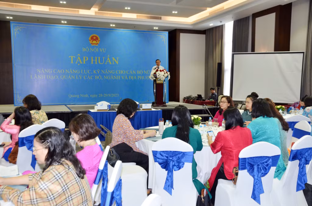 TS. Lê Doãn Hợp, Nguyên Ủy viên Trung ương Đảng, Nguyên Bộ trưởng Bộ Thông tin và Truyền thông truyền đạt chuyên đề "Phụ nữ, gia đình và bình đẳng giới thời cách mạng công nghiệp 4.0".