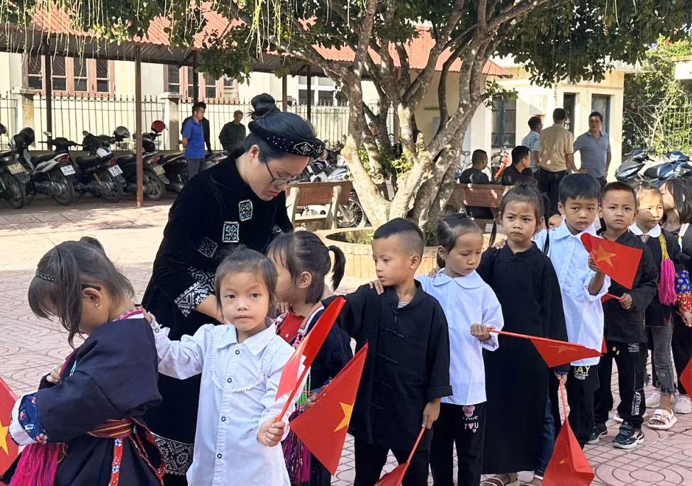 Cô giáo Trường Tiểu học Vô Ngại (huyện Bình Liêu) giúp các em học sinh lớp 1 sửa soạn trang phục chuẩn bị cho lễ khai giảng.
