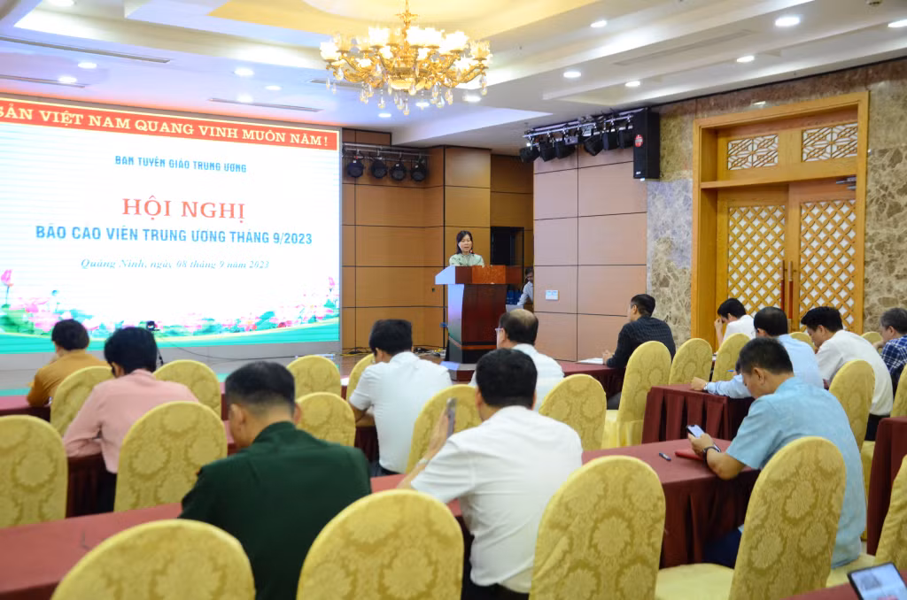 Đồng chí Phạm Thùy Dương, Phó Trưởng Ban Tuyên giáo Tỉnh ủy, định hướng các nội dung tuyên truyền miệng trong tháng 9/2023.