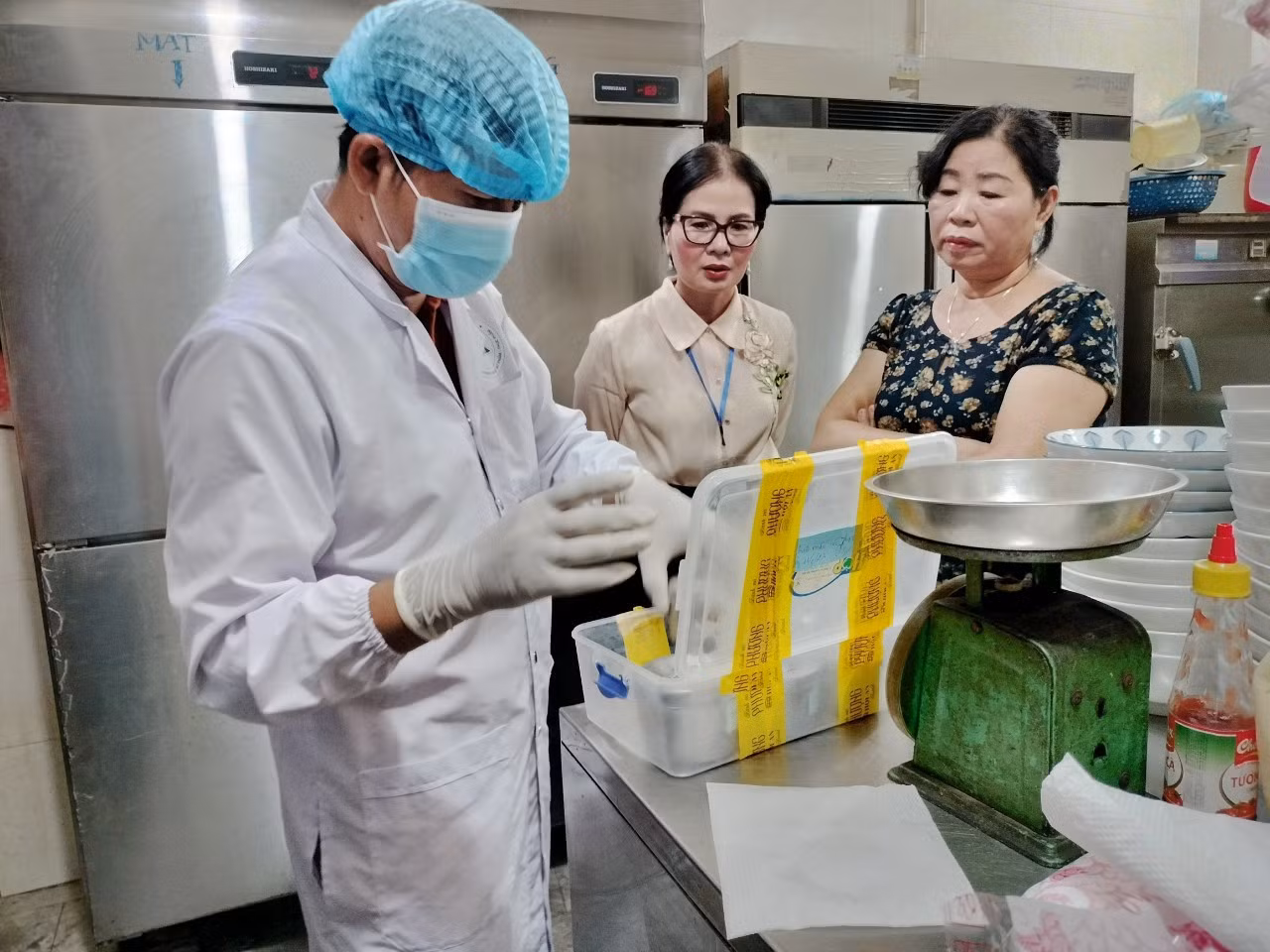Cơ quan chức năng kiểm tra cơ sở bánh mì Phượng tại Hội An. Ảnh: Sở Y tế.