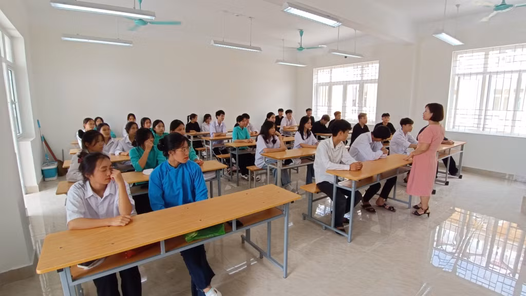 Cô và trò Trường THPT Bình Liêu trao đổi một số vấn đề cần lưu ý trước ngày khai giảng.