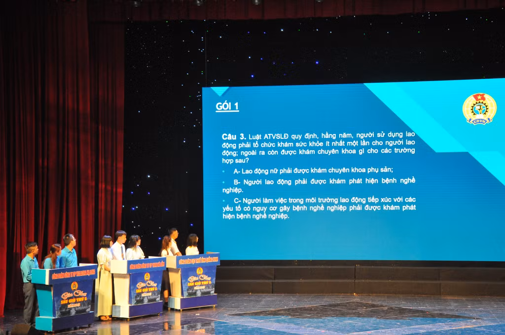 Các đội thi tham gia phần thi kiến thức pháp luật.