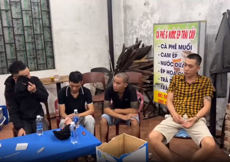 Một số đối tượng đánh bạc ăn tiền tại quán cà phê Vườn Mai bị lực lượng Công an bắt quả tang.