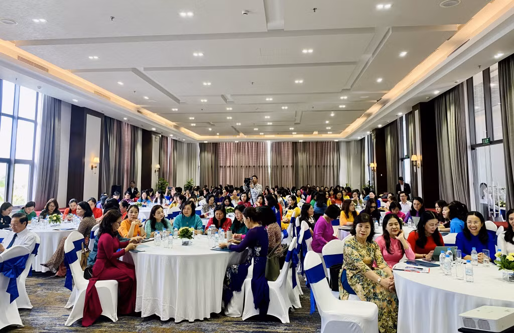 Lớp tập huấn có sự tham gia của gần 200 học viên là nữ lãnh đạo các bộ, ngành; nữ lãnh đạo chủ chốt của 41 tỉnh, thành phố trực thuộc Trung ương.