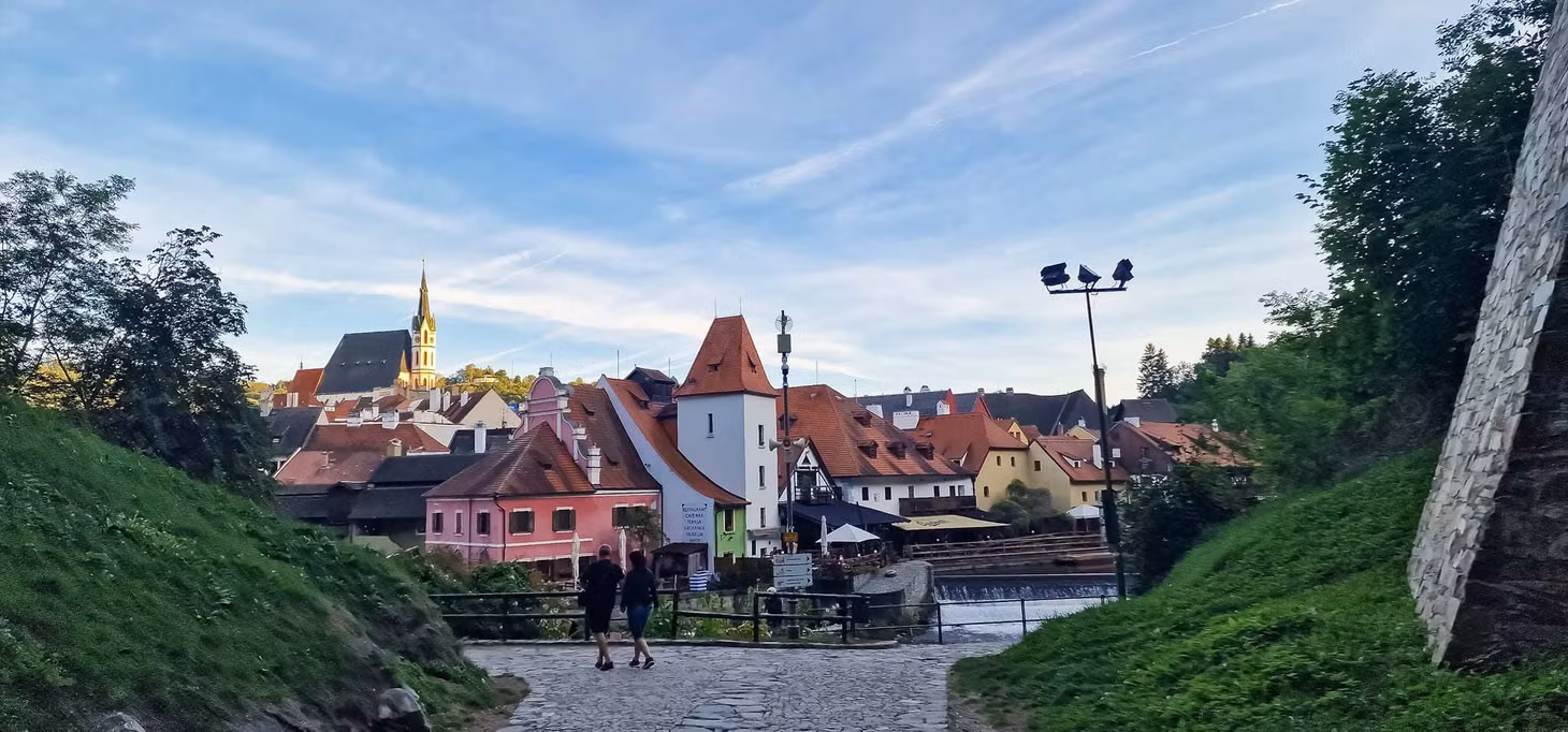 Du khách rảo bước khám phá Cesky Krumlov. Ảnh: Nguyễn Tất Thịnh