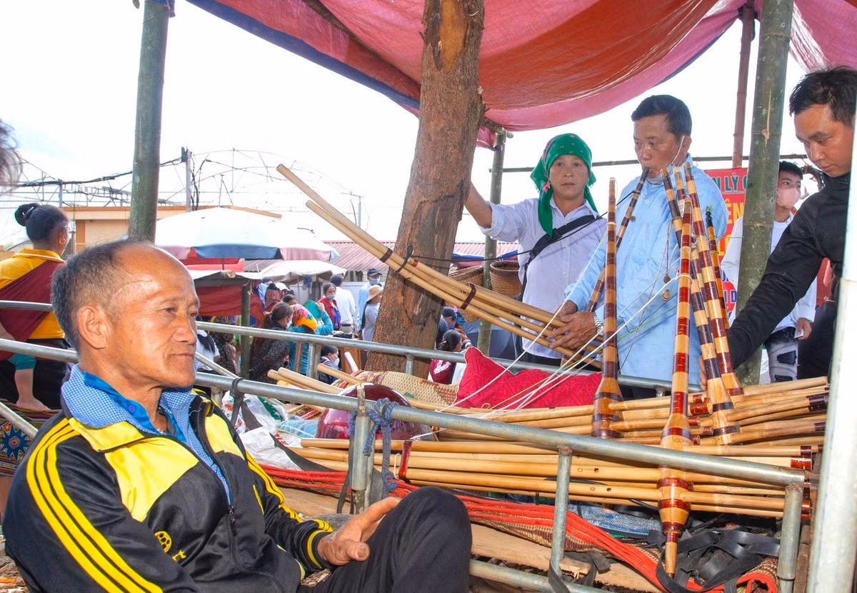 Hay là những chiếc khèn mông tự làm.
