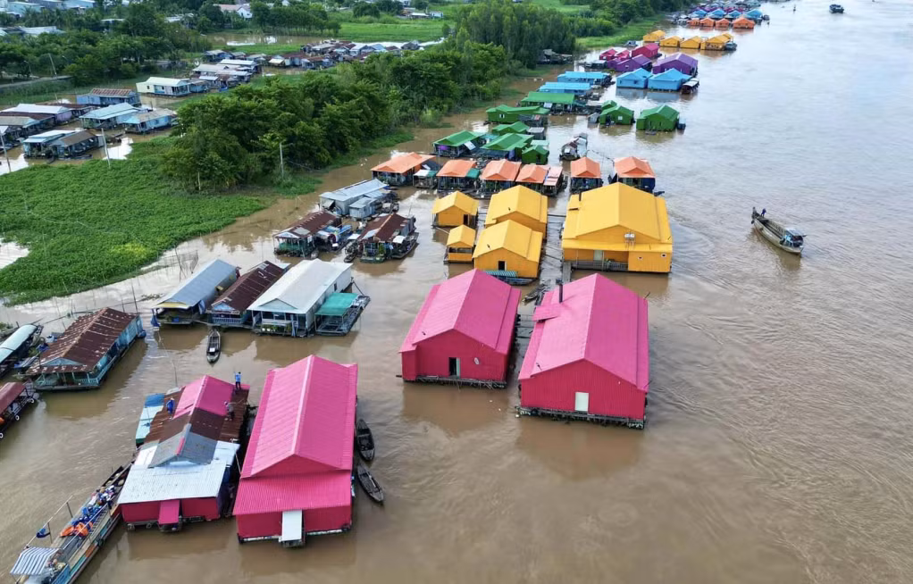 Khung cảnh rực rỡ của làng bè sau khi được “khoác áo mới”. Ảnh: Khương Nhựt Minh