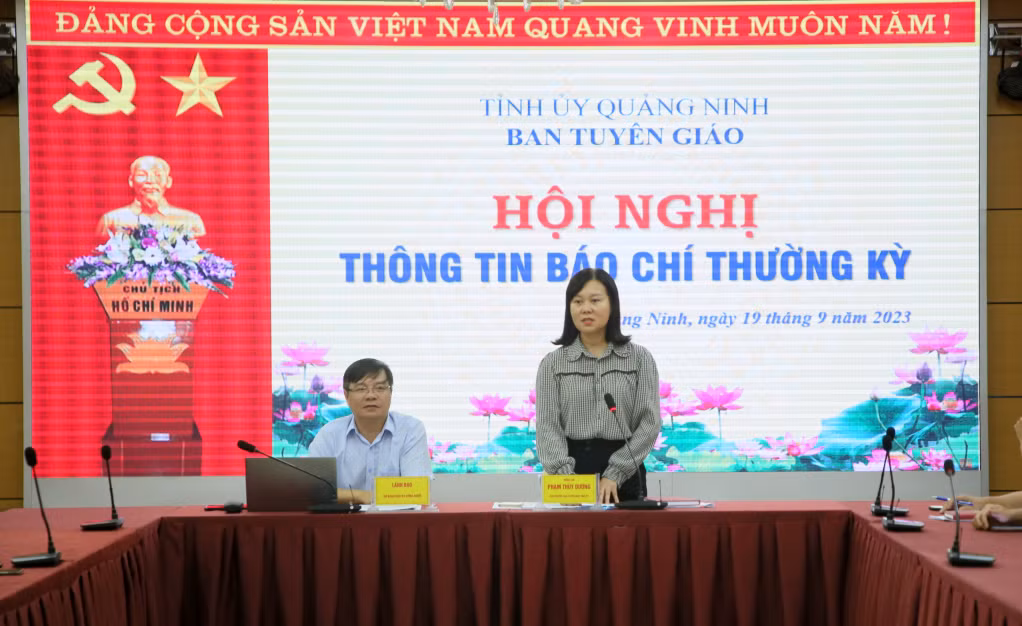 Lãnh đạo Ban Tuyên giáo Tỉnh ủy thông tin nhanh Hội thảo về văn hóa, con người Quảng Ninh và định hướng công tác tuyên truyền trong thời gian tới.