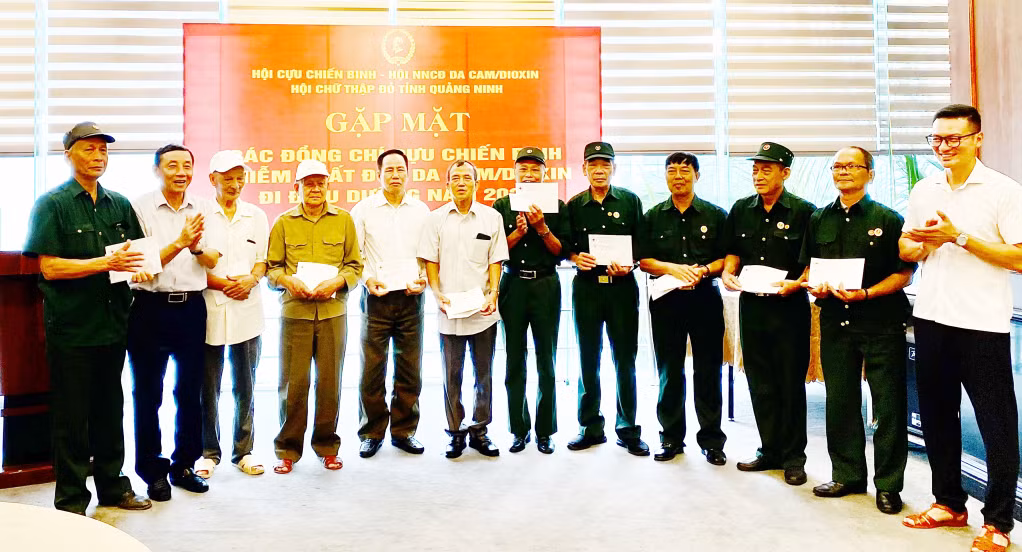 Lãnh đạo Hội CCB tỉnh, Hội CTĐ tỉnh và Hội Nạn nhân chất độc da cam/dioxin tỉnh trao tặng quà động viên các CCB đi điều dưỡng.