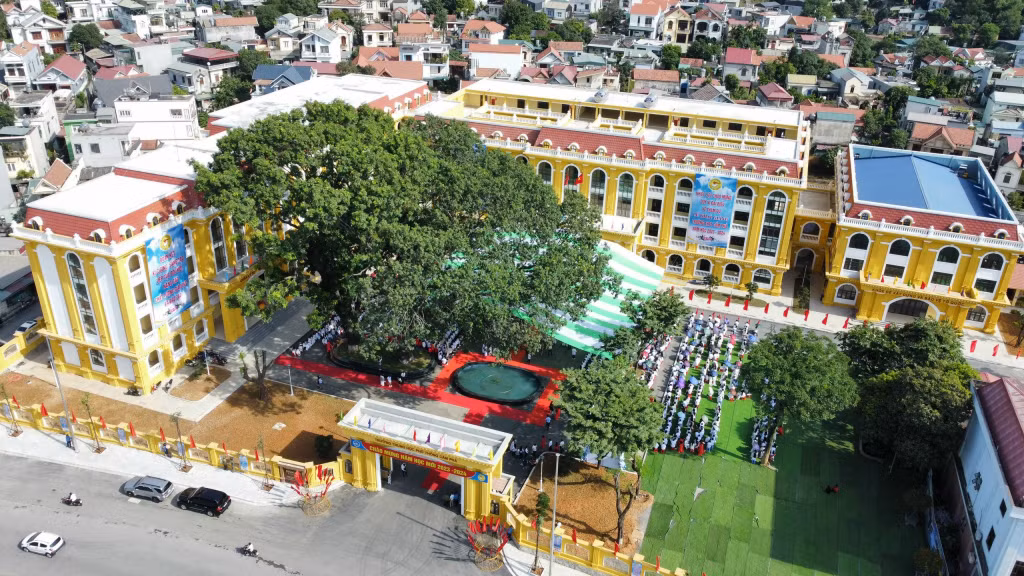 Trường THPT Cẩm Phả được đầu tư xây dựng khang trang, hiện đại, đáp ứng yêu cầu trong giai đoạn giáo dục phổ thông mới. Ảnh: Nguyễn Soái