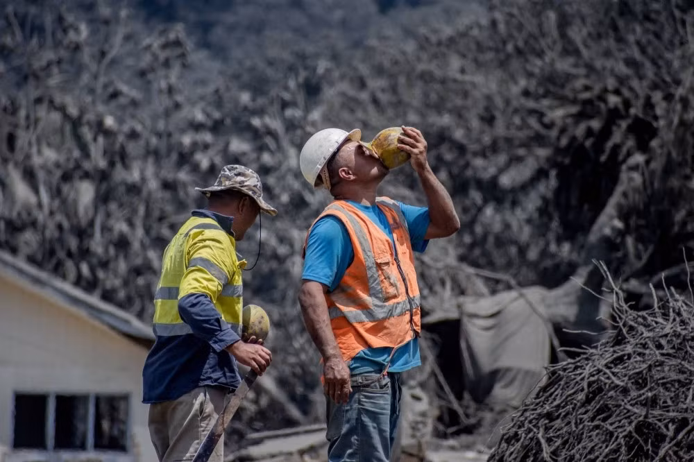 Nhân viên cứu hộ sau vụ phun trào núi lửa và sóng thần ở Nomuka, Tonga, vào tháng1/2022. Ảnh: Reuters