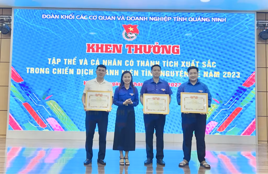 Đồng chí Nguyễn Phương Thảo, Phó Bí thư Tỉnh Đoàn trao bằng khen của Ban Chấp hành Tỉnh Đoàn cho tập thể và cá nhân có thành tích xuất sắc trong chiến dịch Thanh niên tình nguyện hè 2023.