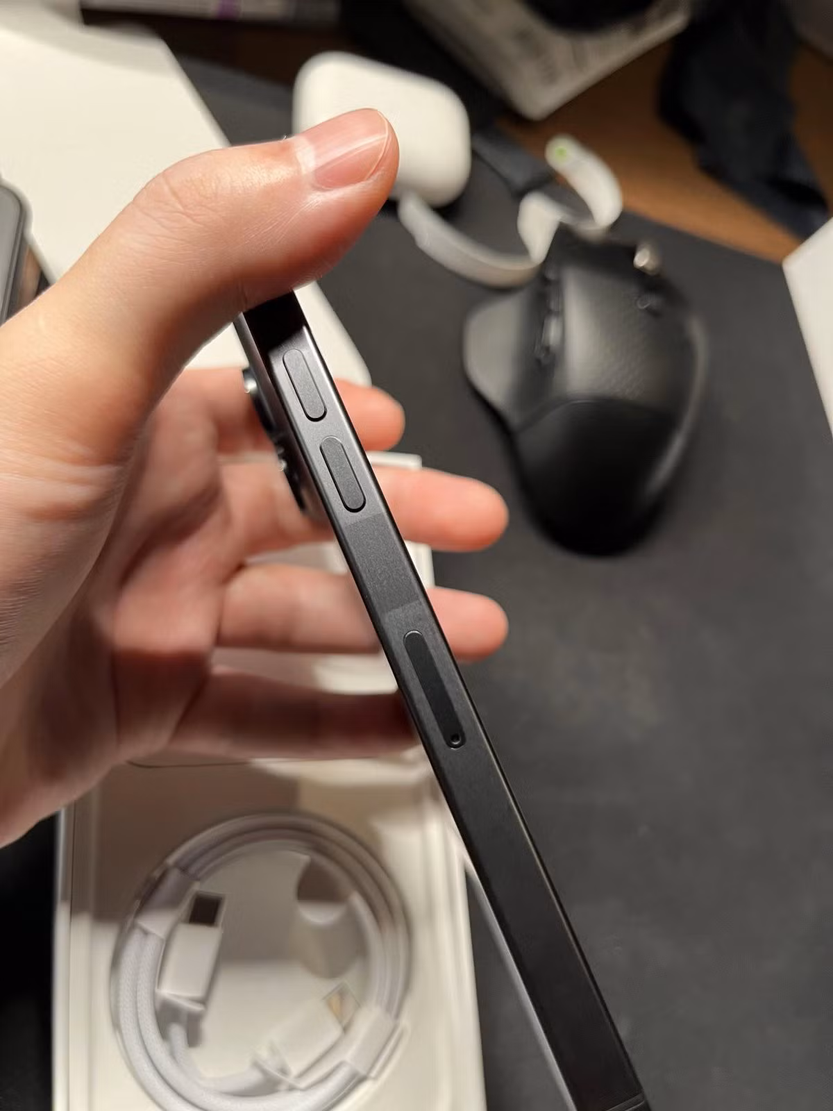 Màu trên khung chiếc iPhone 15 Pro Max không đồng đều.