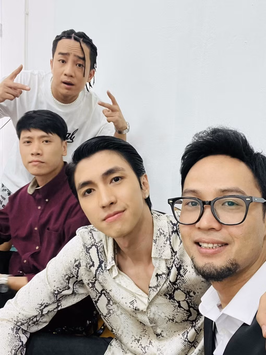Thái Sơn chụp ảnh cùng các diễn viên phim "Biệt dược đen" (Ảnh: Facebook nhân vật).