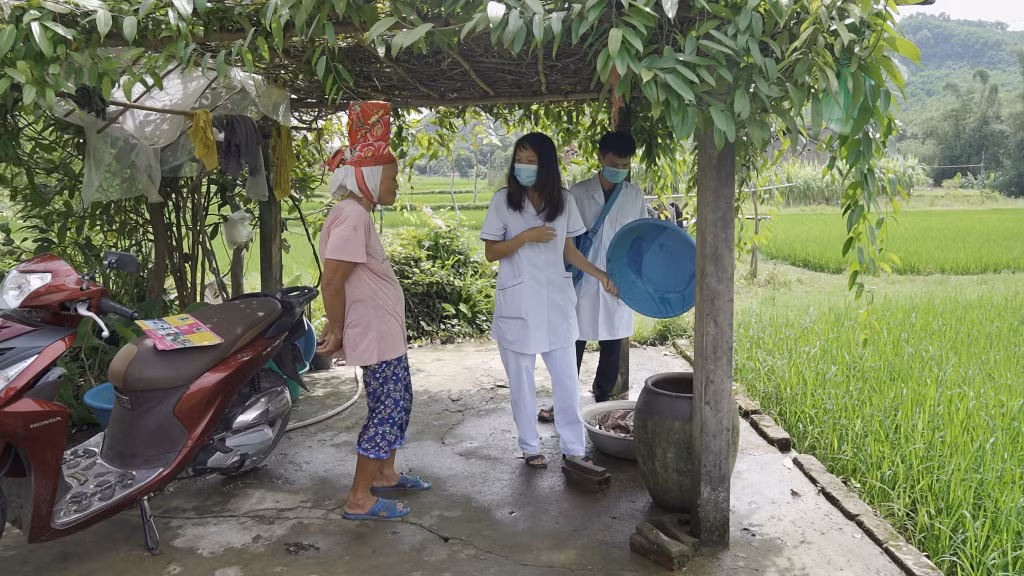 Chị Chìu Kim Kiều, cán bộ Trạm Y tế xã Quảng Lâm (huyện Đầm Hà) hướng dẫn người dân phòng bệnh sốt xuất huyết.