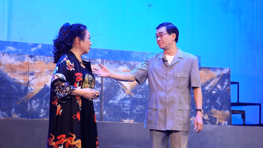 Đạo diễn Lê Chính (bên phải) vào vai ông Long trong vở kịch "Về nguồn". Ảnh: Xuân Hòa
