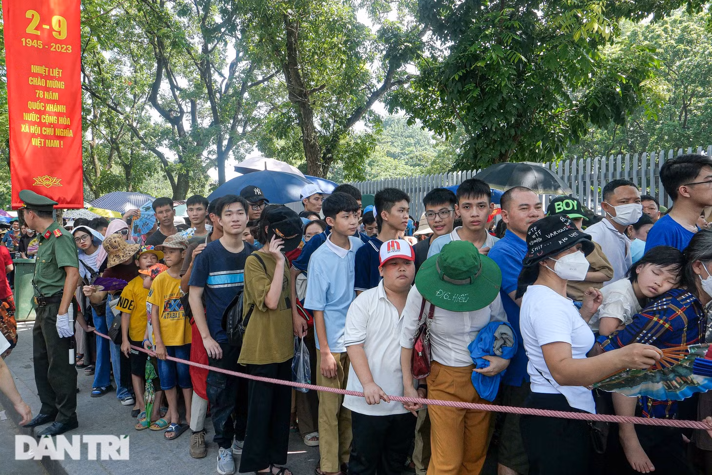 Người dân vượt cả trăm km xếp hàng chờ vào Lăng viếng Chủ tịch Hồ Chí Minh ảnh 6