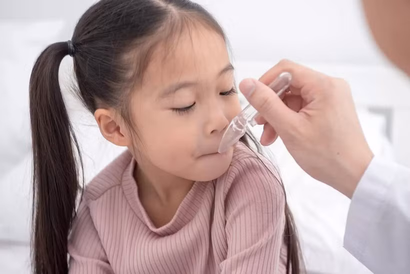 Nếu con bạn xuất hiện phản ứng khi dùng thuốc kháng sinh hoặc ngay sau khi ngừng sử dụng thuốc kháng sinh, hãy báo cho bác sĩ nhi khoa biết. (Ảnh: ITN)