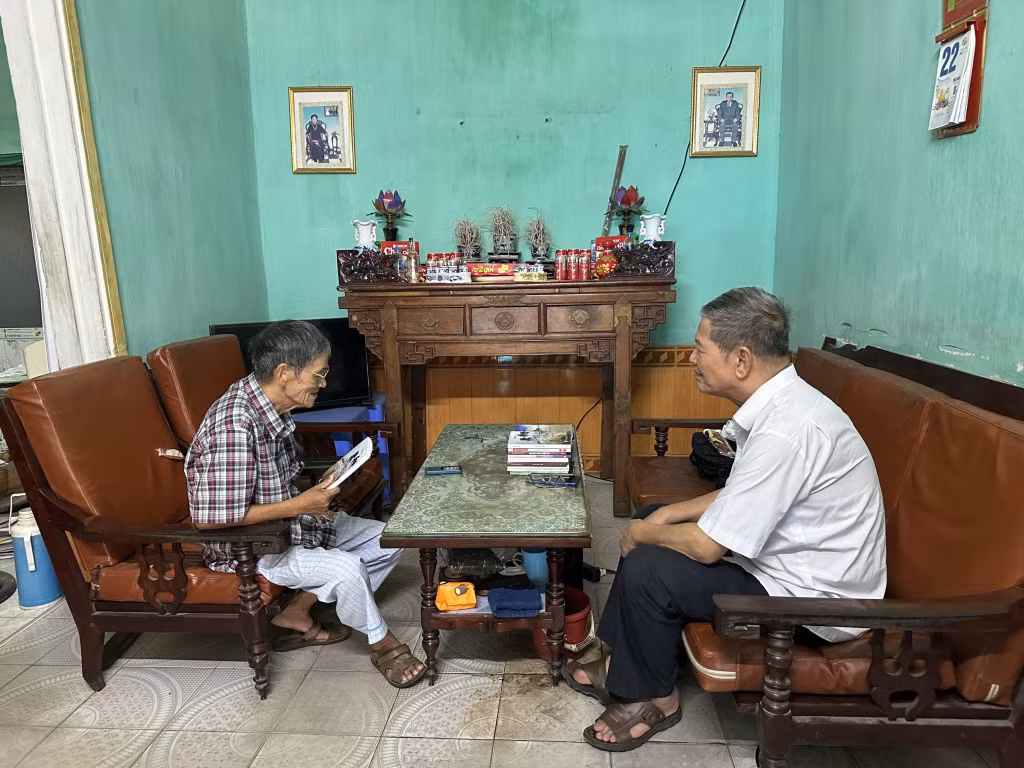Nhà văn Trần Tâm (bên phải) chia sẻ về tập truyện ngắn "Bời bời bão dựng" với bạn bè.