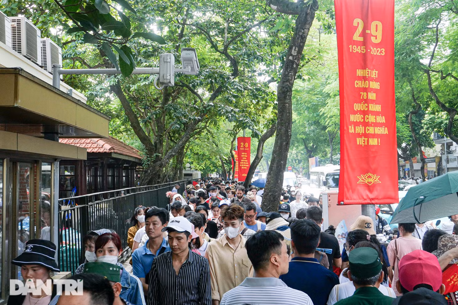 Người dân vượt cả trăm km xếp hàng chờ vào Lăng viếng Chủ tịch Hồ Chí Minh ảnh 9