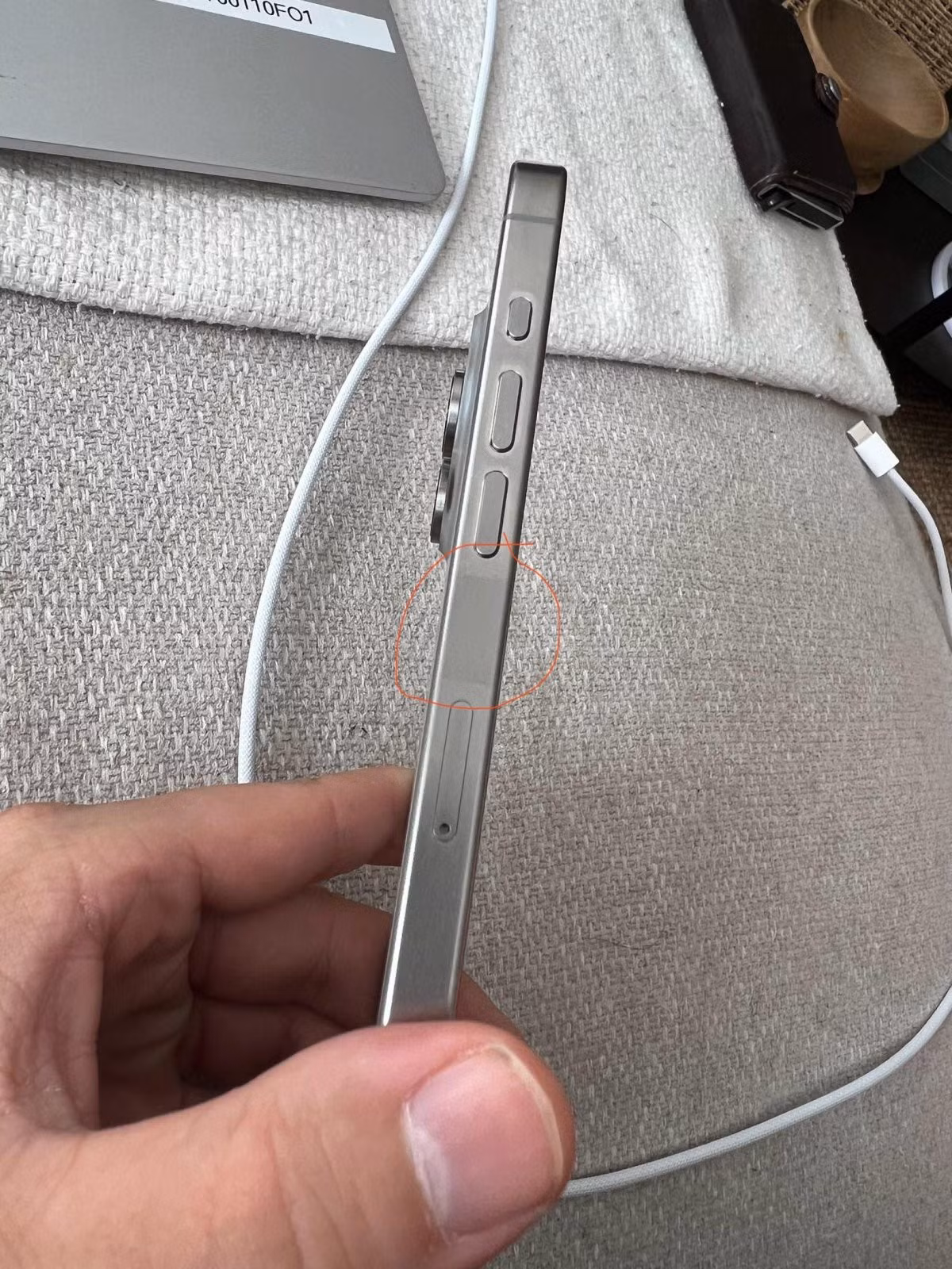 Một chiếc iPhone 15 Pro Max khác cũng có màu sắc không đồng nhất.