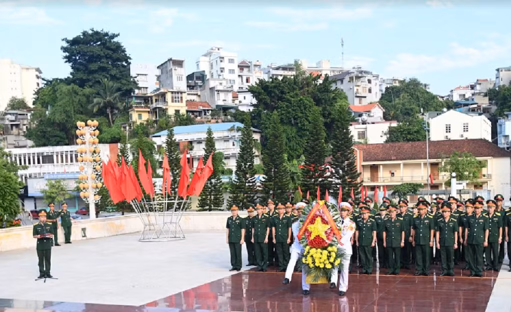 Đoàn đại biểu Đảng ủy, Bộ CHQS tỉnh Quảng Ninh dâng hương, dâng hoa tưởng niệm các Anh hùng liệt sĩ tại Đài tưởng niệm các Anh hùng liệt sĩ TP Hạ Long.