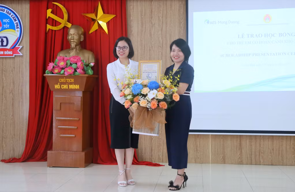 Lãnh đạo Cơ sở Bảo trợ, chăm sóc trẻ em có hoàn cảnh đặc biệt tỉnh tặng Giấy ghi nhận Tấm lòng vàng cho Công ty TNHH Điện lực AES Mông Dương.