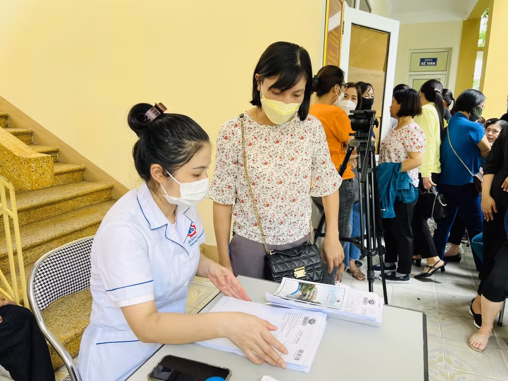Công đoàn ngành Xây dựng phối hợp tổ chức khám sức khỏe cho CNLĐ Công ty CP Nước sạch Quảng Ninh.