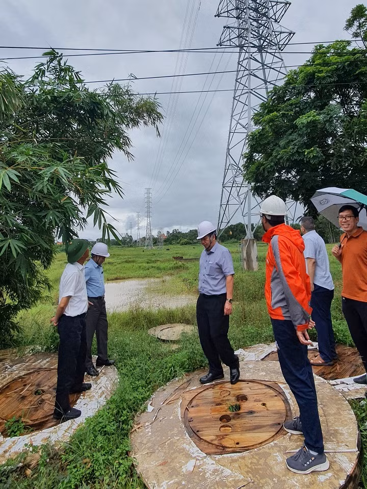 Đoàn công tác EVNNPC kiểm tra tại hiện trường dự án. Ảnh do đơn vị cung cấp