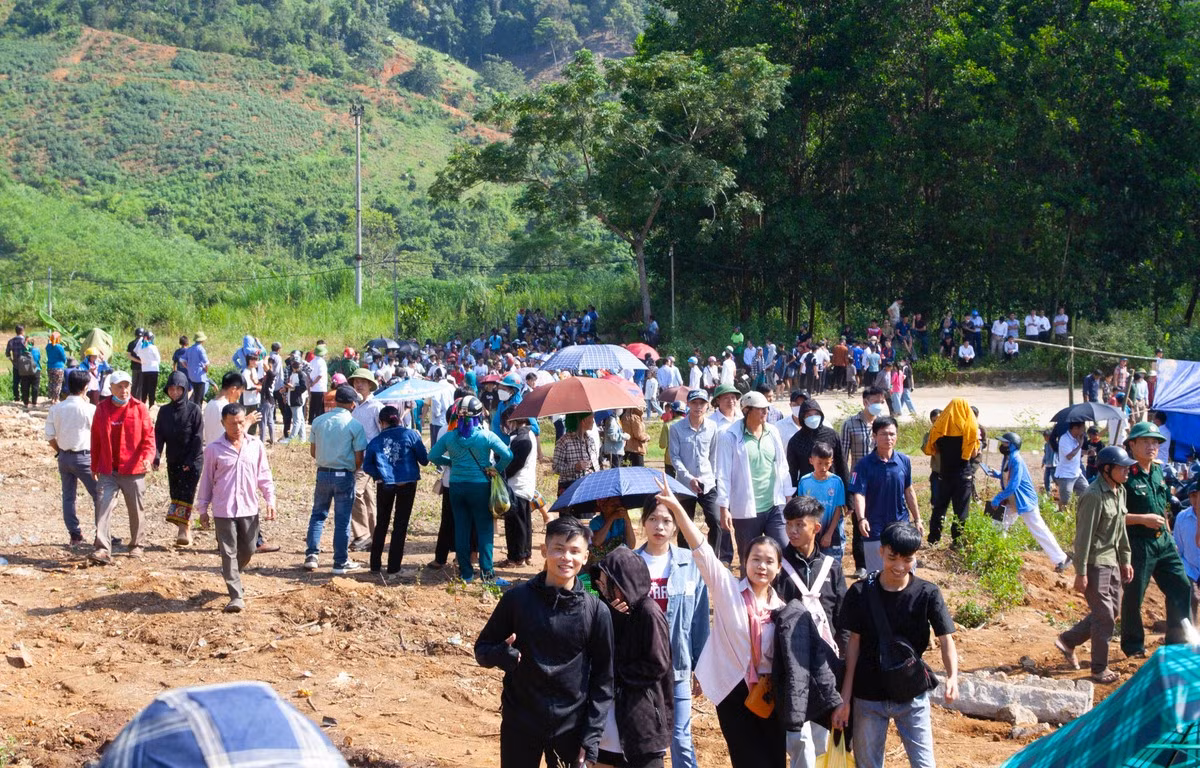 Chợ phiên người Mông lần đầu được tổ chức nên thu hút người dân trong và ngoài huyện tham gia. Thậm chí có rất nhiều du khách từ các huyện thành thị khác vượt hàng trăm km để đến vui chơi tại chợ phiên này.