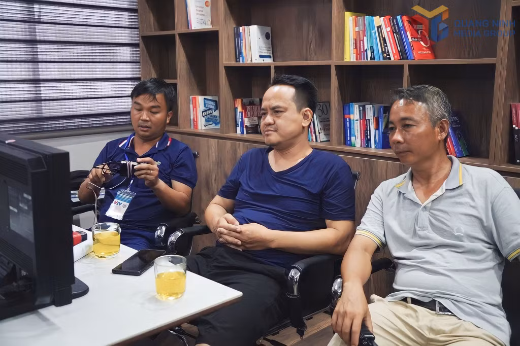 Biên kịch Phạm Công Trình, đạo diễn Bùi Hoài Thanh và quay phim Nguyễn Việt Hùng (từ trái sang) thảo luận trong một phân cảnh ghi hình tại Tuần Châu.