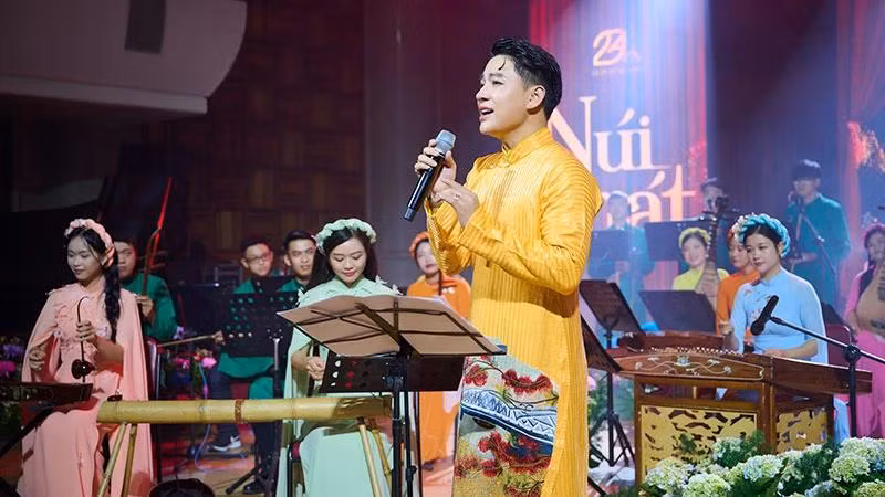 Trần Tùng Anh trong buổi ra mắt album. (Ảnh: VŨ TOÀN)