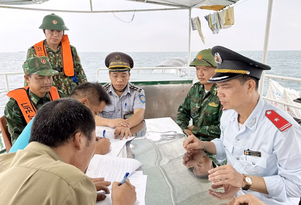 Lực lượng chức năng tổ chức cho các chủ tàu cá ký cam kết tự giác thực hiện các biện pháp chống khai thác IUU. Ảnh Nguyễn Chiến