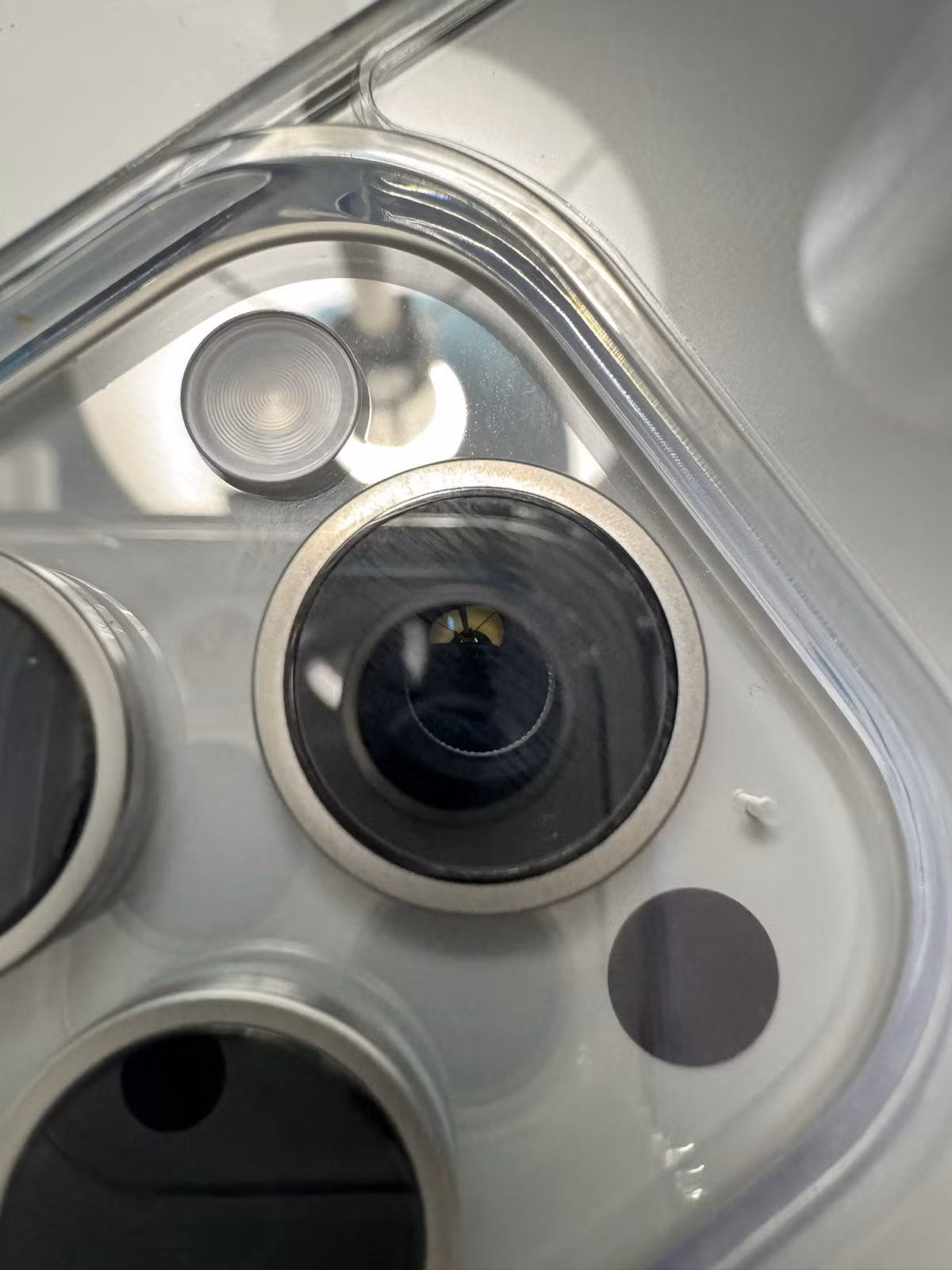 Ống kính camera iPhone 15 Pro chính bị lệch, đồng thời bên trong chứa bụi.