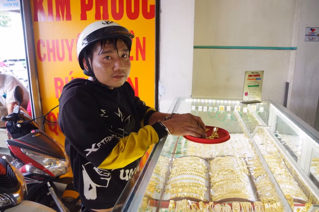 Đạt tại tiệm vàng. (Ảnh: Huyền My).