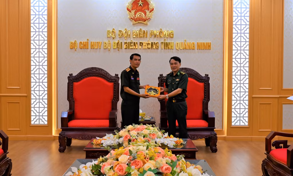Trung tá Khonesavanh Xayalath, Phó tổng biên tập Báo QĐND Lào tặng quà lưu niệm cho Bộ chỉ huy BĐBP tỉnh Quảng Ninh.