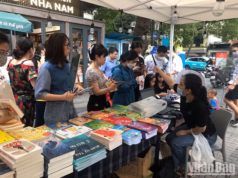 Người đọc cần tự bảo vệ mình bằng cách mua sách ở những địa chỉ uy tín.